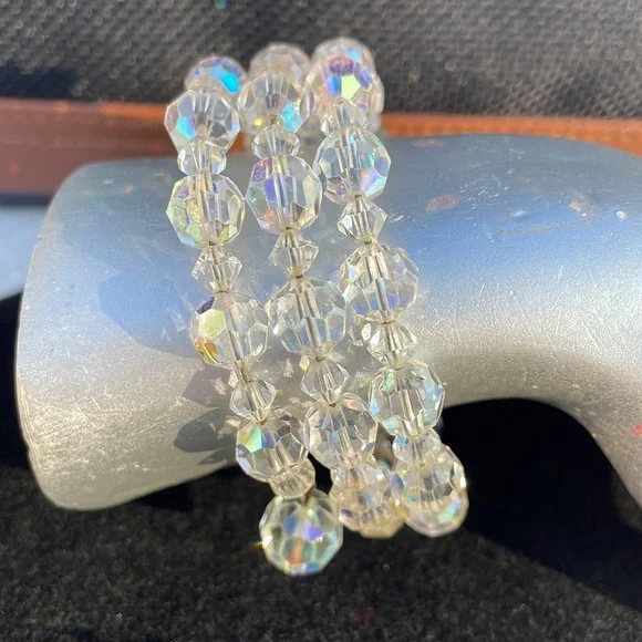 Aurora Borealis bracelet and hanging clip earrings. - Picture 3 of 14